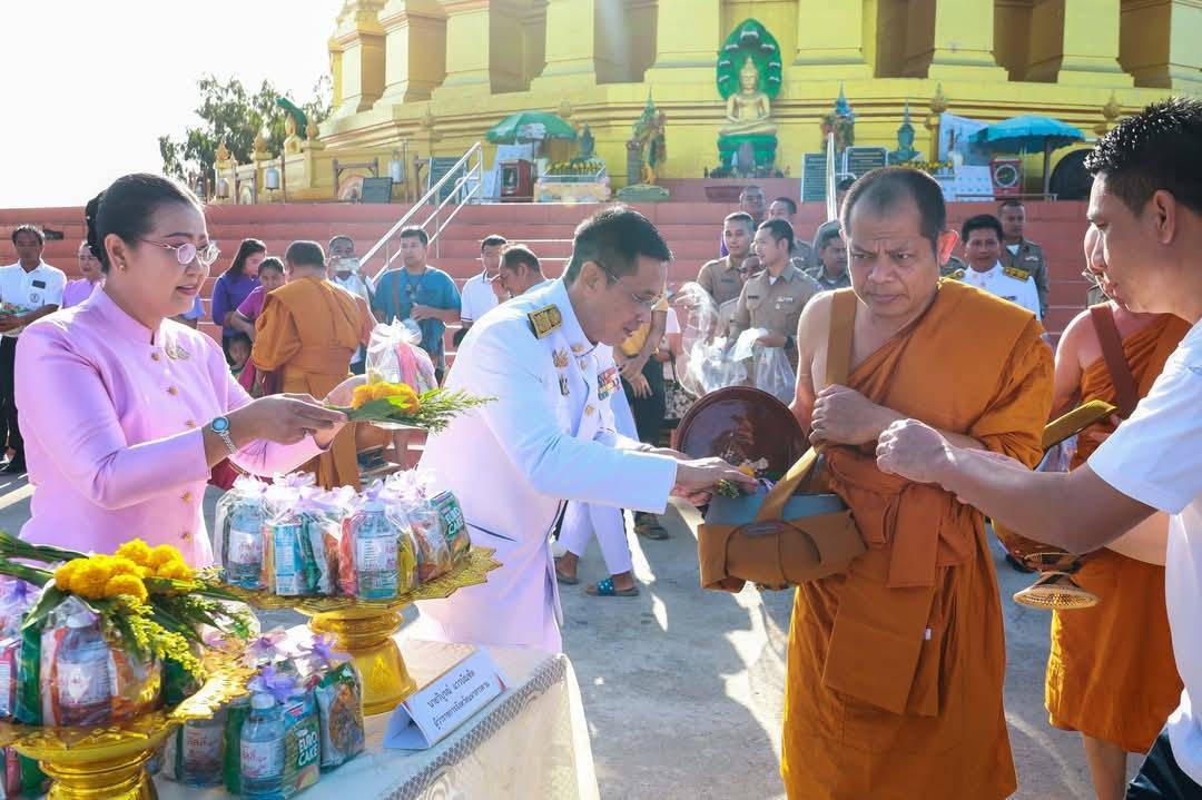 พช.มหาสารคาม : ร่วมพิธีทำบุญตักบาตร ถวายเป็นพระราชกุศลแด่ สมเด็จพระนางเจ้าฯ พระบรมราชินี เนื่องในโอกาสวันเฉลิมพระชนมพรรษา 3 มิถุนายน พ.ศ. 2568