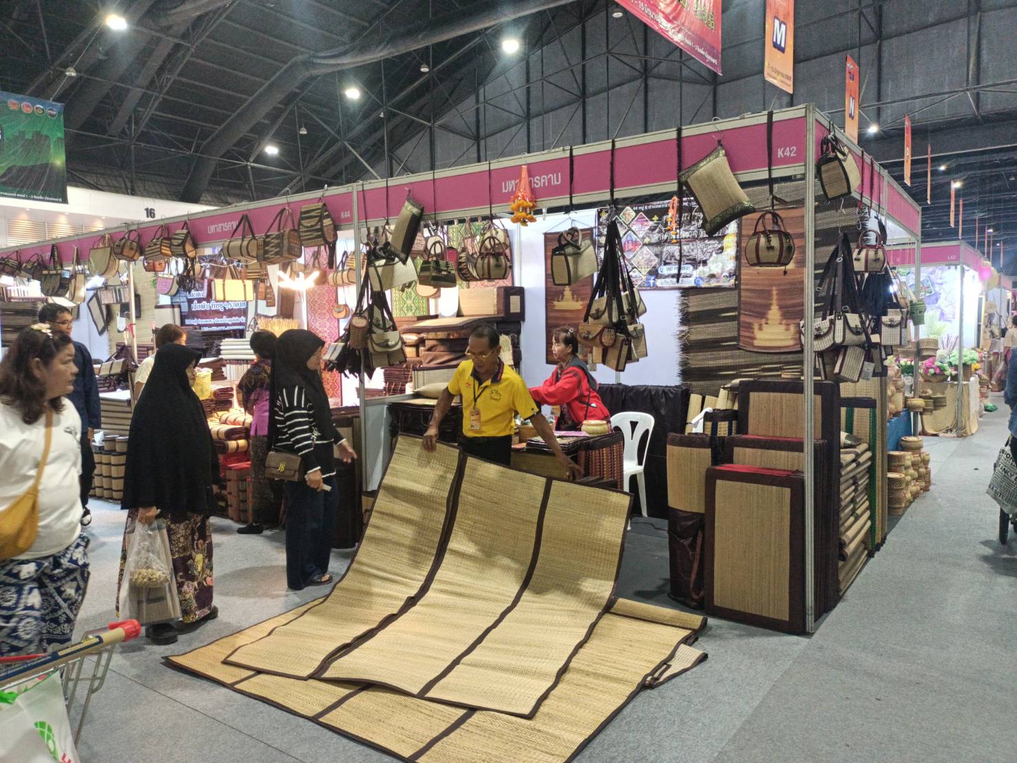 จังหวัดมหาสารคาม : นำกลุ่มผู้ผลิต ผู้ประกอบการ OTOP ร่วมงาน OTOP MIDYEAR 2025