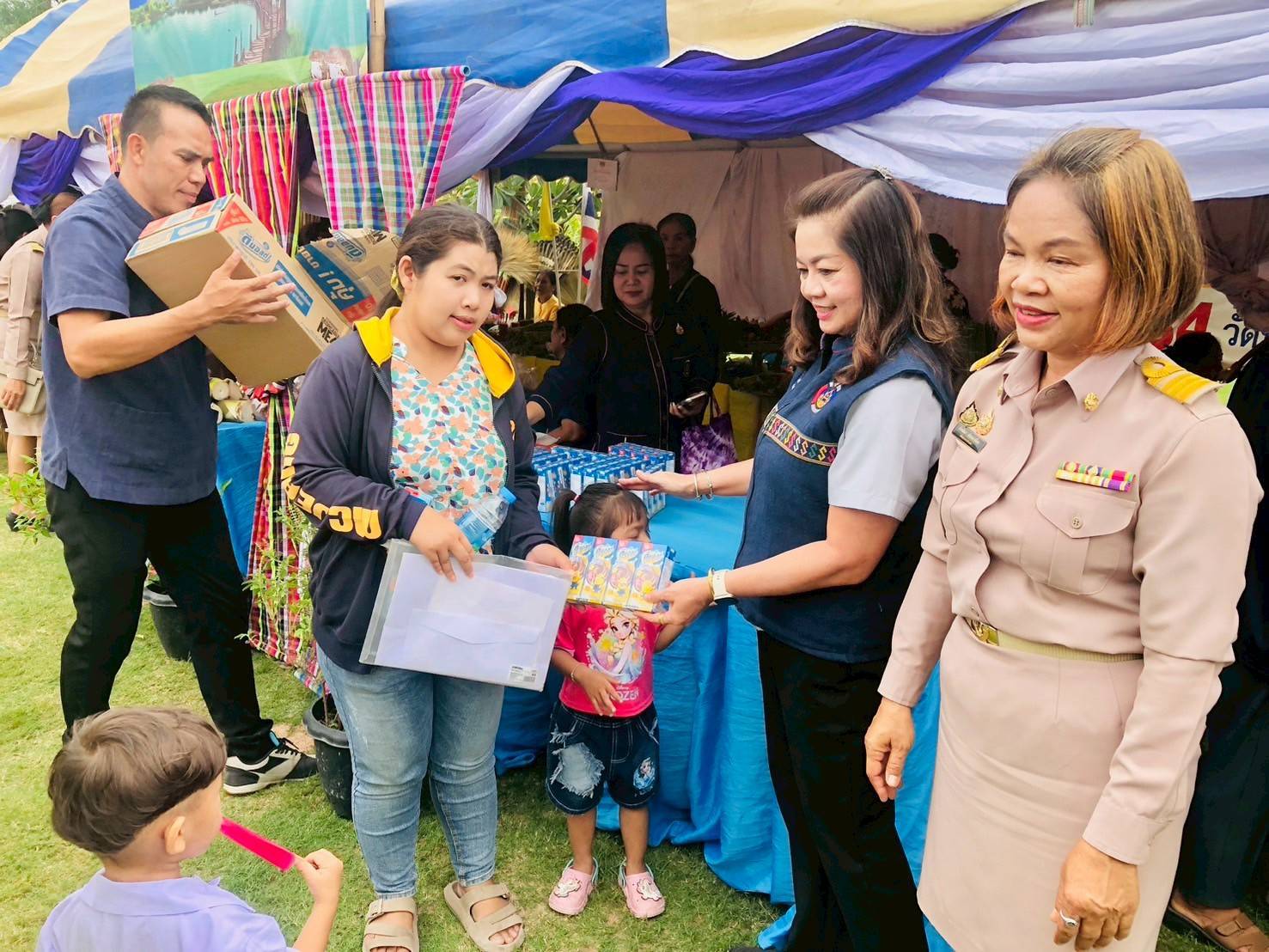 พช.มหาสารคาม เคียงข้างประชาชน! ร่วมกิจกรรมปกป้องสถาบันฯ และ “จังหวัดเคลื่อนที่” มอบทุนการศึกษาเด็กยากจน อำเภอแกดำ