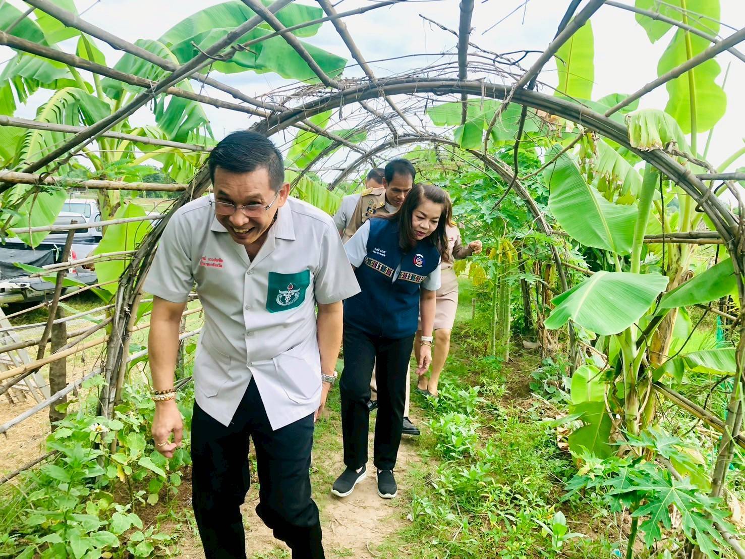 พช.มหาสารคาม เคียงข้างประชาชน! ร่วมกิจกรรมปกป้องสถาบันฯ และ “จังหวัดเคลื่อนที่” มอบทุนการศึกษาเด็กยากจน อำเภอแกดำ