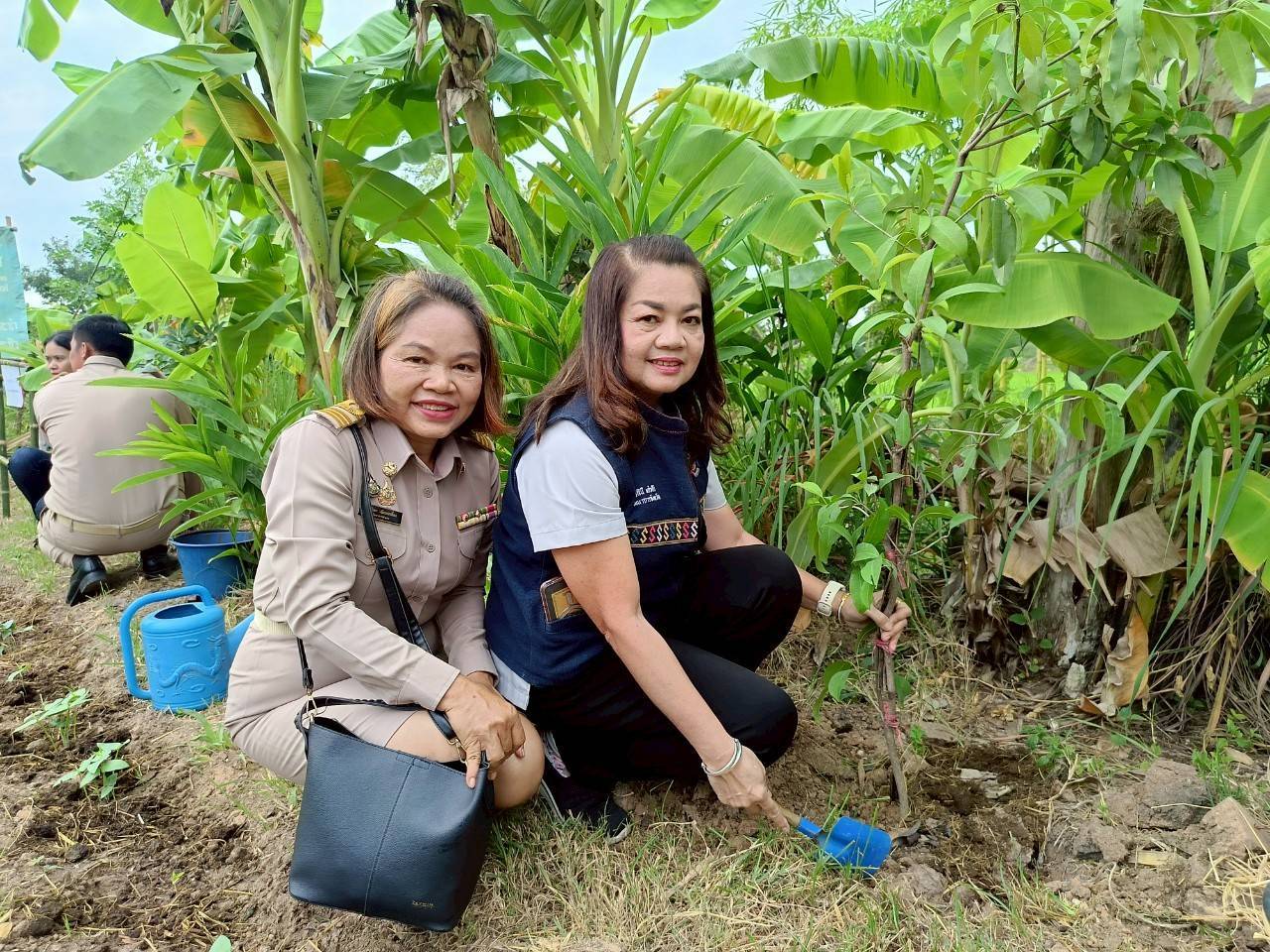 พช.มหาสารคาม เคียงข้างประชาชน! ร่วมกิจกรรมปกป้องสถาบันฯ และ “จังหวัดเคลื่อนที่” มอบทุนการศึกษาเด็กยากจน อำเภอแกดำ