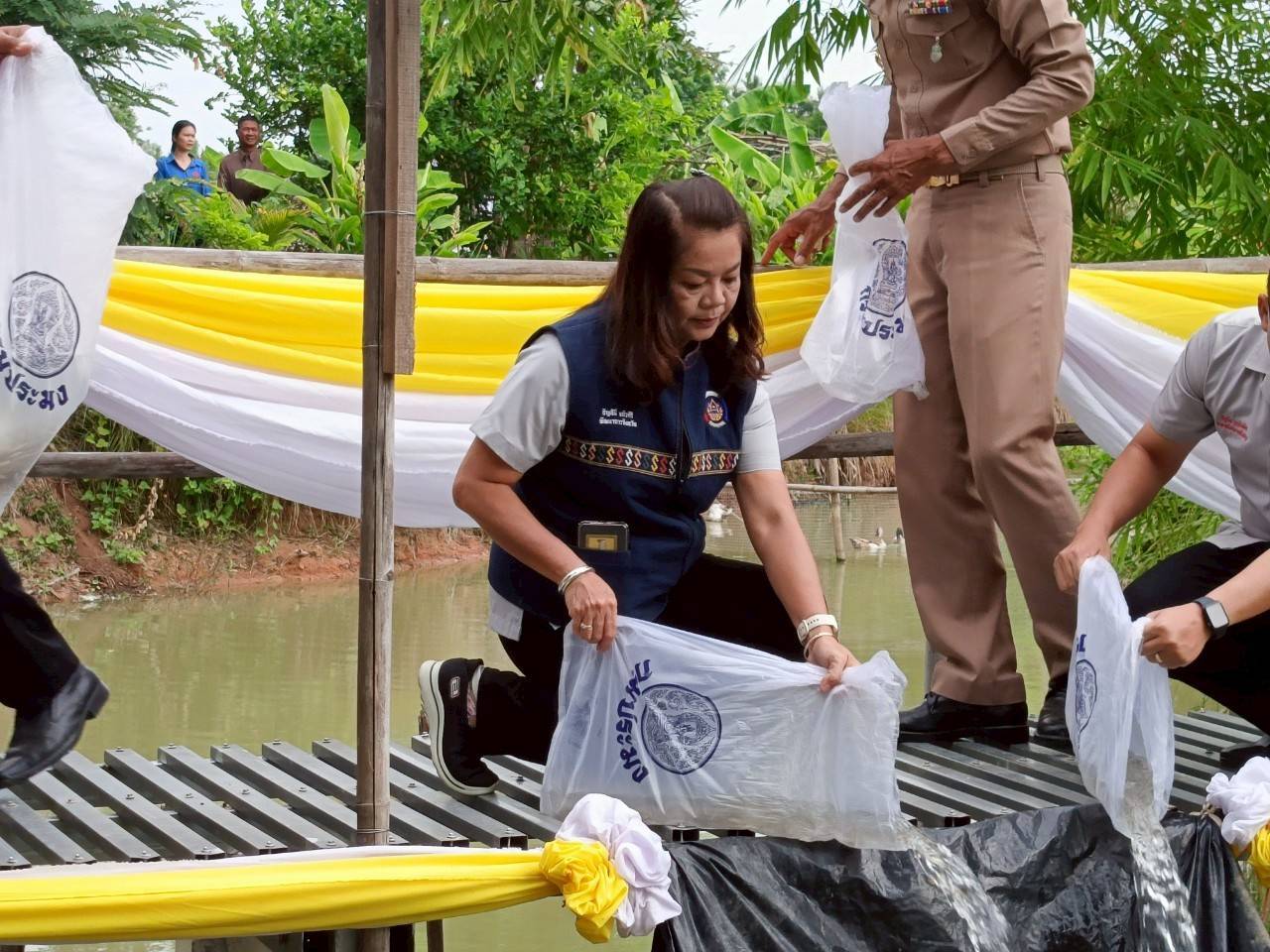 พช.มหาสารคาม เคียงข้างประชาชน! ร่วมกิจกรรมปกป้องสถาบันฯ และ “จังหวัดเคลื่อนที่” มอบทุนการศึกษาเด็กยากจน อำเภอแกดำ
