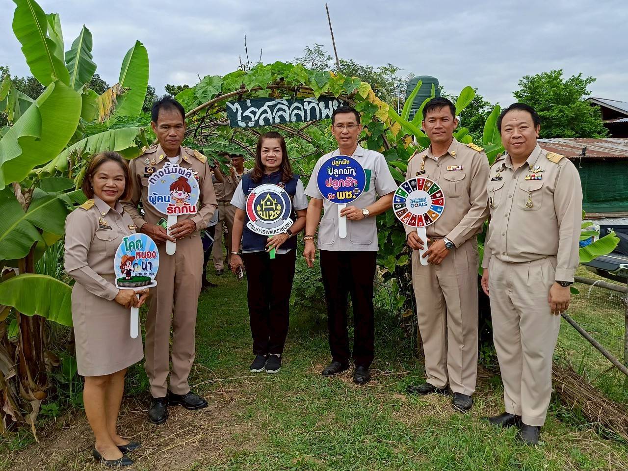 พช.มหาสารคาม เคียงข้างประชาชน! ร่วมกิจกรรมปกป้องสถาบันฯ และ “จังหวัดเคลื่อนที่” มอบทุนการศึกษาเด็กยากจน อำเภอแกดำ