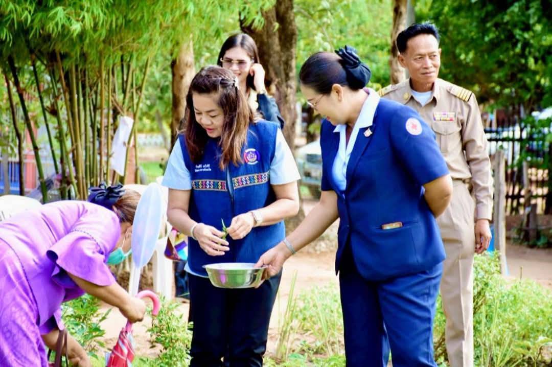 พช.มหาสารคาม : ร่วมกิจกรรมโครงการปกป้องและเชิดชูสถาบันพระมหากษัตริย์ และหน่วยบำบัดทุกข์ บำรุงสุข สร้างรอยยิ้มให้ประชาชน (จังหวัดเคลื่อนที่) อำเภอโกสุมพิสัย