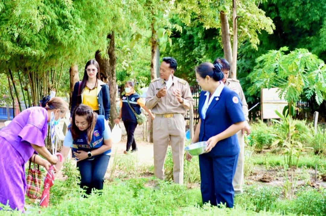 พช.มหาสารคาม : ร่วมกิจกรรมโครงการปกป้องและเชิดชูสถาบันพระมหากษัตริย์ และหน่วยบำบัดทุกข์ บำรุงสุข สร้างรอยยิ้มให้ประชาชน (จังหวัดเคลื่อนที่) อำเภอโกสุมพิสัย