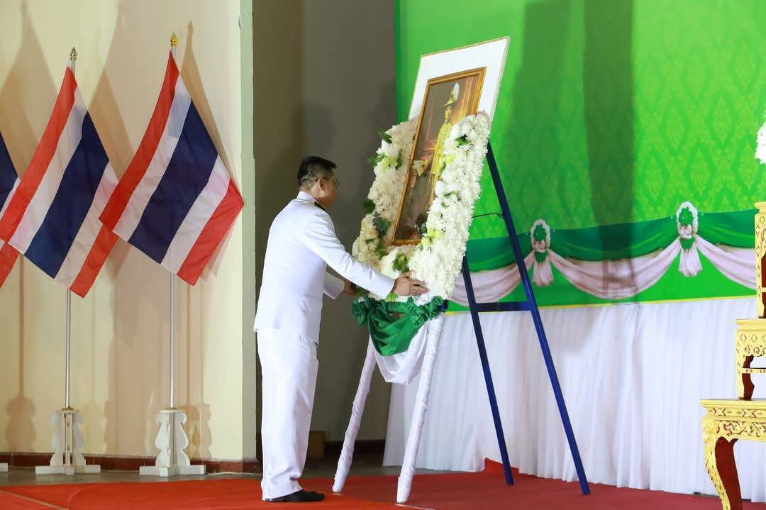พช.มหาสารคาม : ร่วมประกอบพิธีวางพวงมาลา เนื่องในวันที่ระลึก “พระบาทสมเด็จพระปกเกล้าเจ้าอยู่หัว”