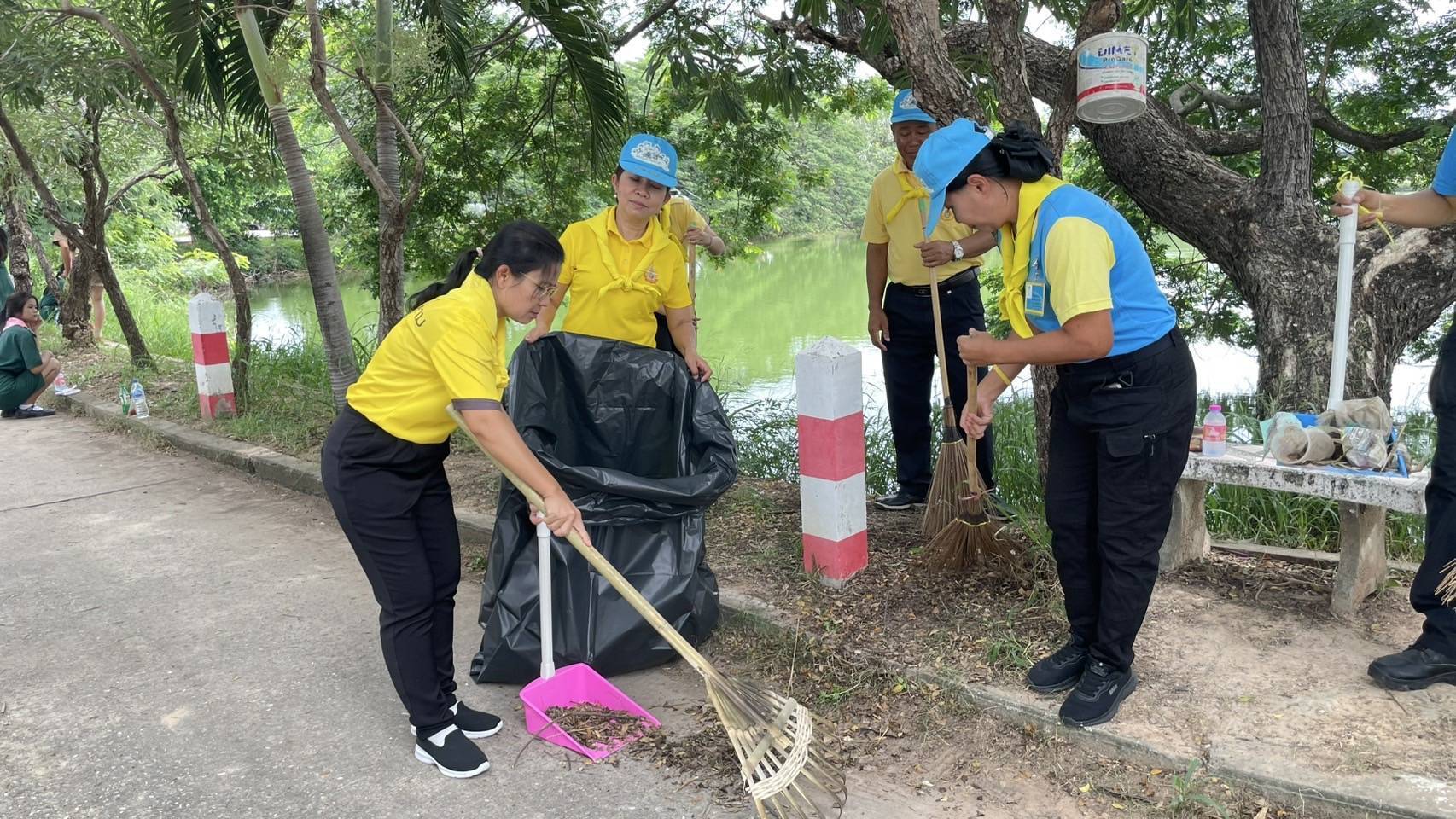 พช.มหาสารคาม ร่วมทำกิจกรรมจิตอาสาพัฒนาทำความสะอาดปรับปรุงภูมิทัศน์ เนื่องในวันคล้ายวันสวรรคต สมเด็จพระนารายณ์มหาราช เพื่อแสดงความจงรักภักดีและน้อมรำลึกถึงพระมหากรุณาธิคุณที่มีต่อปวงชนชาวไทย