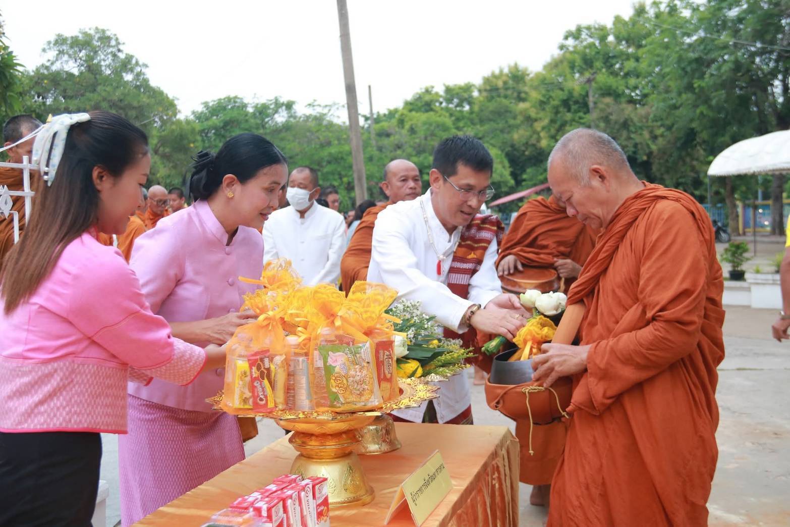 พช.มหาสารคาม ร่วมพิธีทำบุญตักบาตร เนื่องในโอกาสเฉลิมฉลอง ครบรอบ 160 ปี เมืองมหาสารคาม