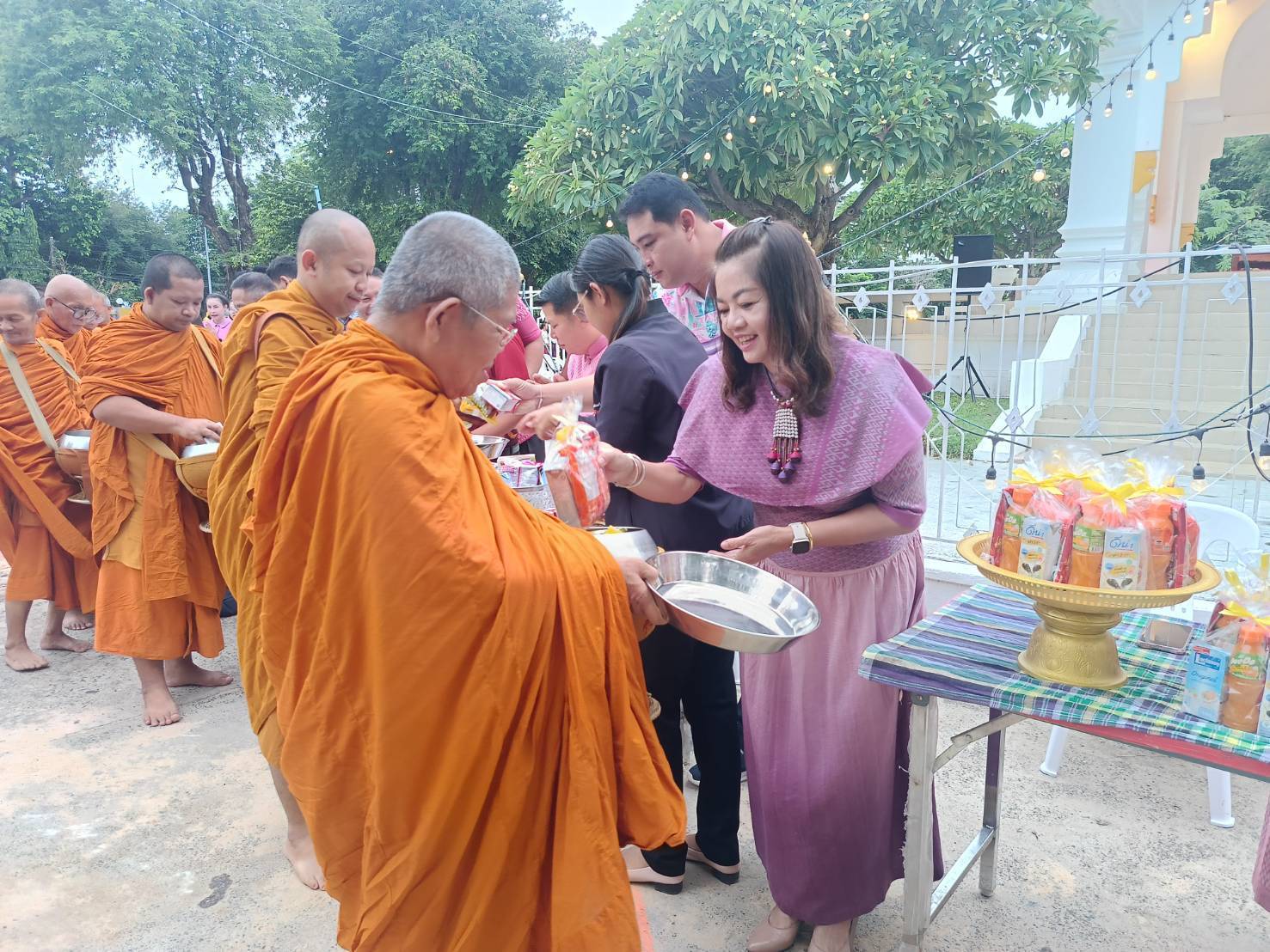 พช.มหาสารคาม ร่วมพิธีทำบุญตักบาตร เนื่องในโอกาสเฉลิมฉลอง ครบรอบ 160 ปี เมืองมหาสารคาม