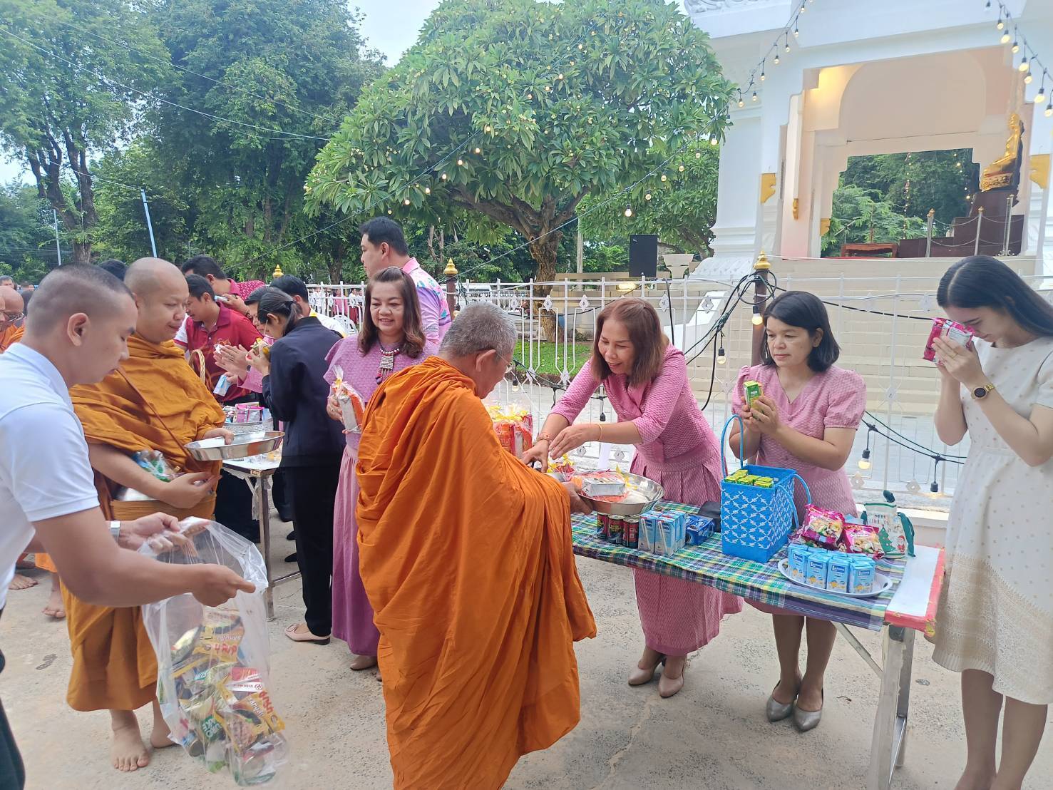 พช.มหาสารคาม ร่วมพิธีทำบุญตักบาตร เนื่องในโอกาสเฉลิมฉลอง ครบรอบ 160 ปี เมืองมหาสารคาม