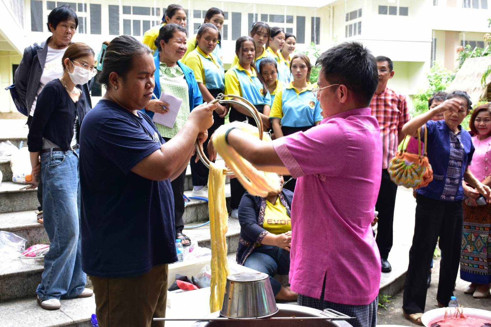 จังหวัดมหาสารคาม จัดอบรมย้อมสีธรรมชาติผ้าลายพระราชทาน “ผ้าลายสิริราชพัสตราภรณ์”