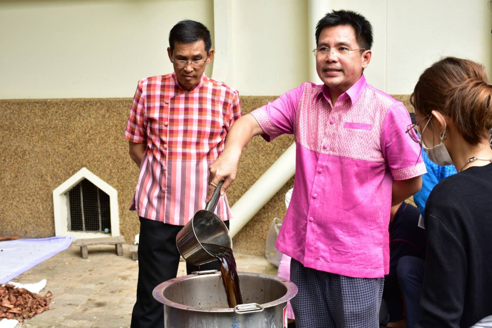 จังหวัดมหาสารคาม จัดอบรมย้อมสีธรรมชาติผ้าลายพระราชทาน “ผ้าลายสิริราชพัสตราภรณ์”