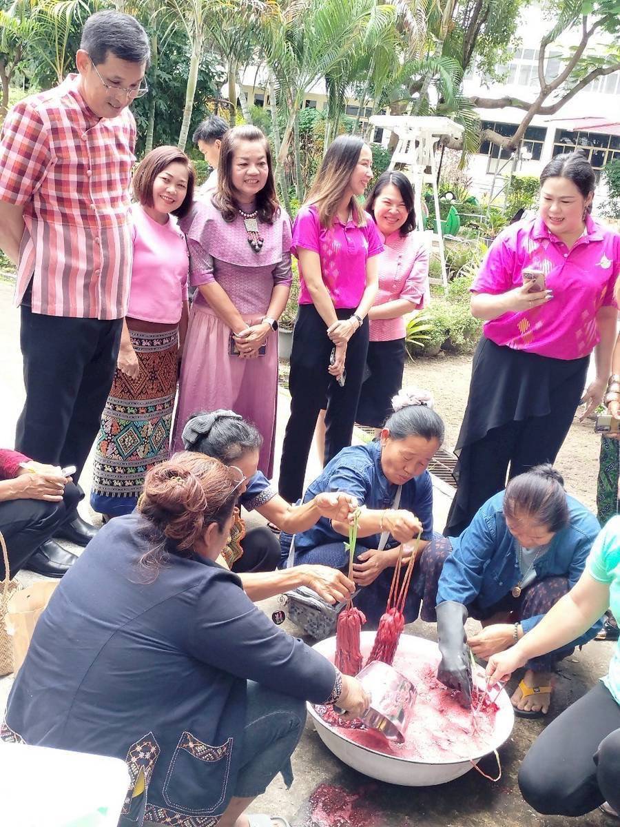 จังหวัดมหาสารคาม จัดอบรมย้อมสีธรรมชาติผ้าลายพระราชทาน “ผ้าลายสิริราชพัสตราภรณ์”