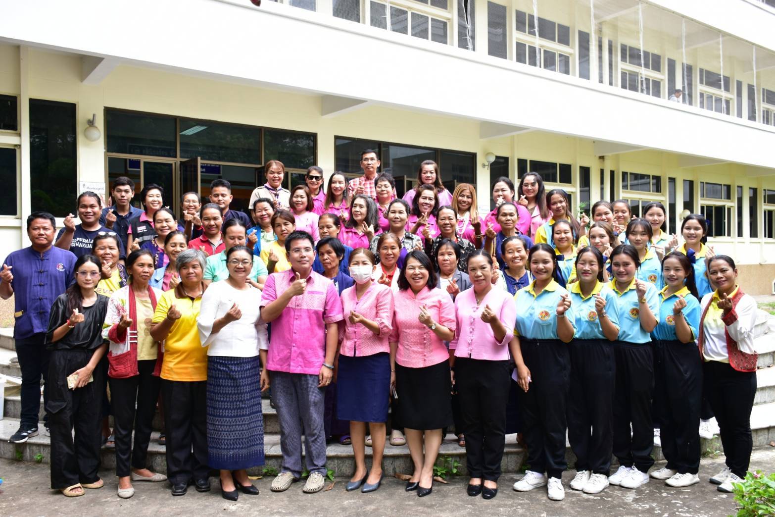 จังหวัดมหาสารคาม จัดอบรมย้อมสีธรรมชาติผ้าลายพระราชทาน “ผ้าลายสิริราชพัสตราภรณ์”