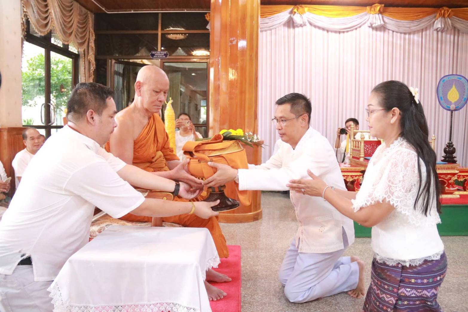 พช.มหาสารคาม ร่วมทำบุญตักบาตร และถวายเทียนพรรษา เนื่องในวันอาสาฬหบูชาและวันเข้าพรรษา ประจำปี 2568 สืบสานขนบธรรมเนียมประเพณีถวายเป็นพุทธบูชา