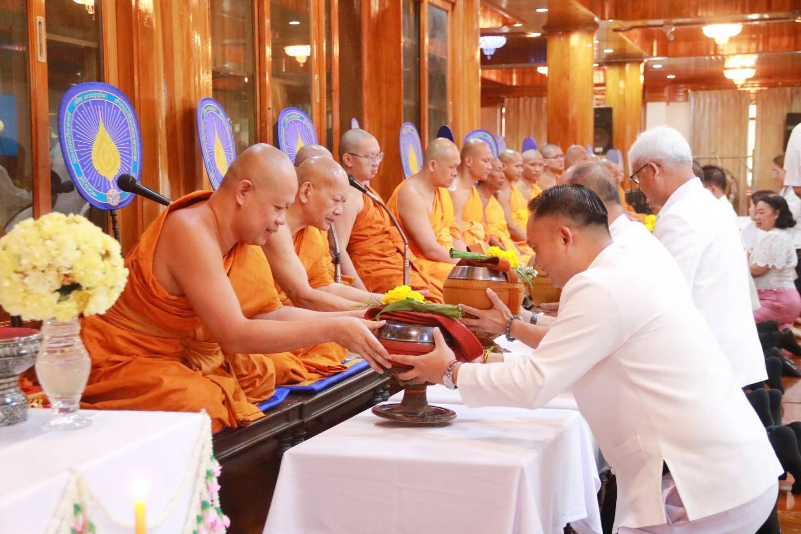 พช.มหาสารคาม ร่วมทำบุญตักบาตร และถวายเทียนพรรษา เนื่องในวันอาสาฬหบูชาและวันเข้าพรรษา ประจำปี 2568 สืบสานขนบธรรมเนียมประเพณีถวายเป็นพุทธบูชา