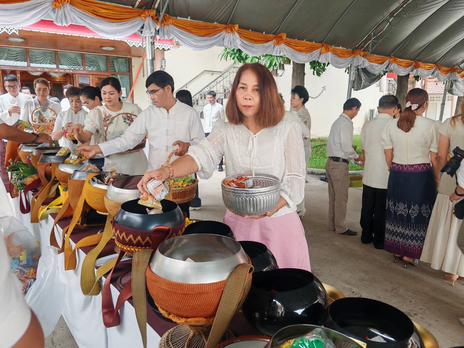 พช.มหาสารคาม ร่วมทำบุญตักบาตร และถวายเทียนพรรษา เนื่องในวันอาสาฬหบูชาและวันเข้าพรรษา ประจำปี 2568 สืบสานขนบธรรมเนียมประเพณีถวายเป็นพุทธบูชา
