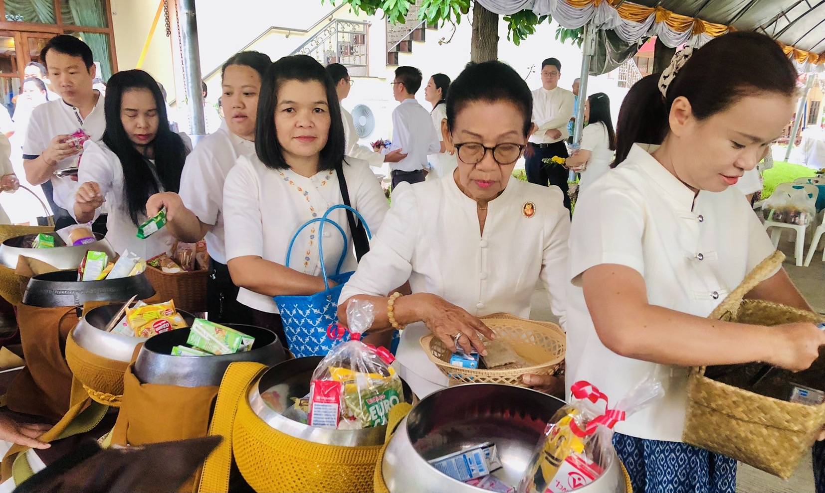 พช.มหาสารคาม ร่วมทำบุญตักบาตร และถวายเทียนพรรษา เนื่องในวันอาสาฬหบูชาและวันเข้าพรรษา ประจำปี 2568 สืบสานขนบธรรมเนียมประเพณีถวายเป็นพุทธบูชา