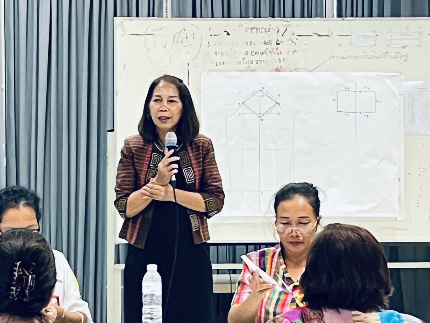 พช.มหาสารคาม จัดกิจกรรมฝึกอบรมเพิ่มทักษะการตัดเย็บเสื้อผ้าและการออกแบบเสื้อผ้า ภายใต้โครงการส่งเสริมผู้ประกอบการเพื่อพัฒนาทักษะด้านการค้าการลงทุน