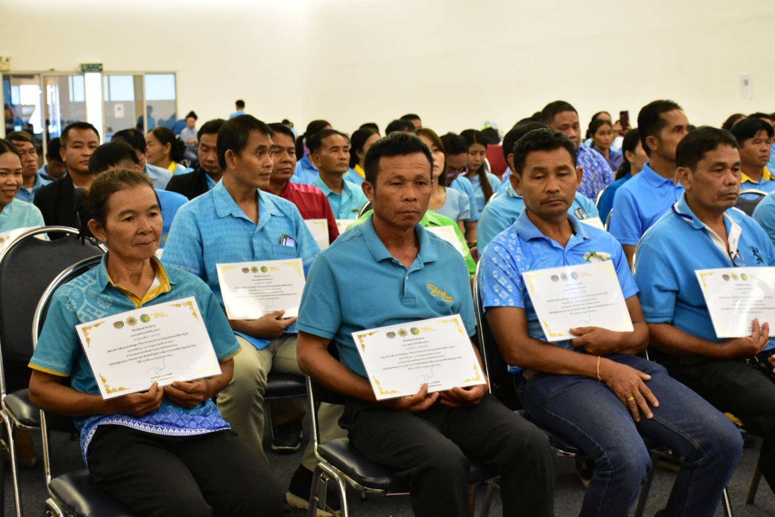 จังหวัดมหาสารคาม มอบวุฒิบัตรแก่ผู้เข้ารับการฝึกอบรมและปิดโครงการฝึกอบรมหลักสูตร “วิทยากรกระบวนการกองทุนแม่ของแผ่นดิน (ครู ค) จังหวัดมหาสารคาม”