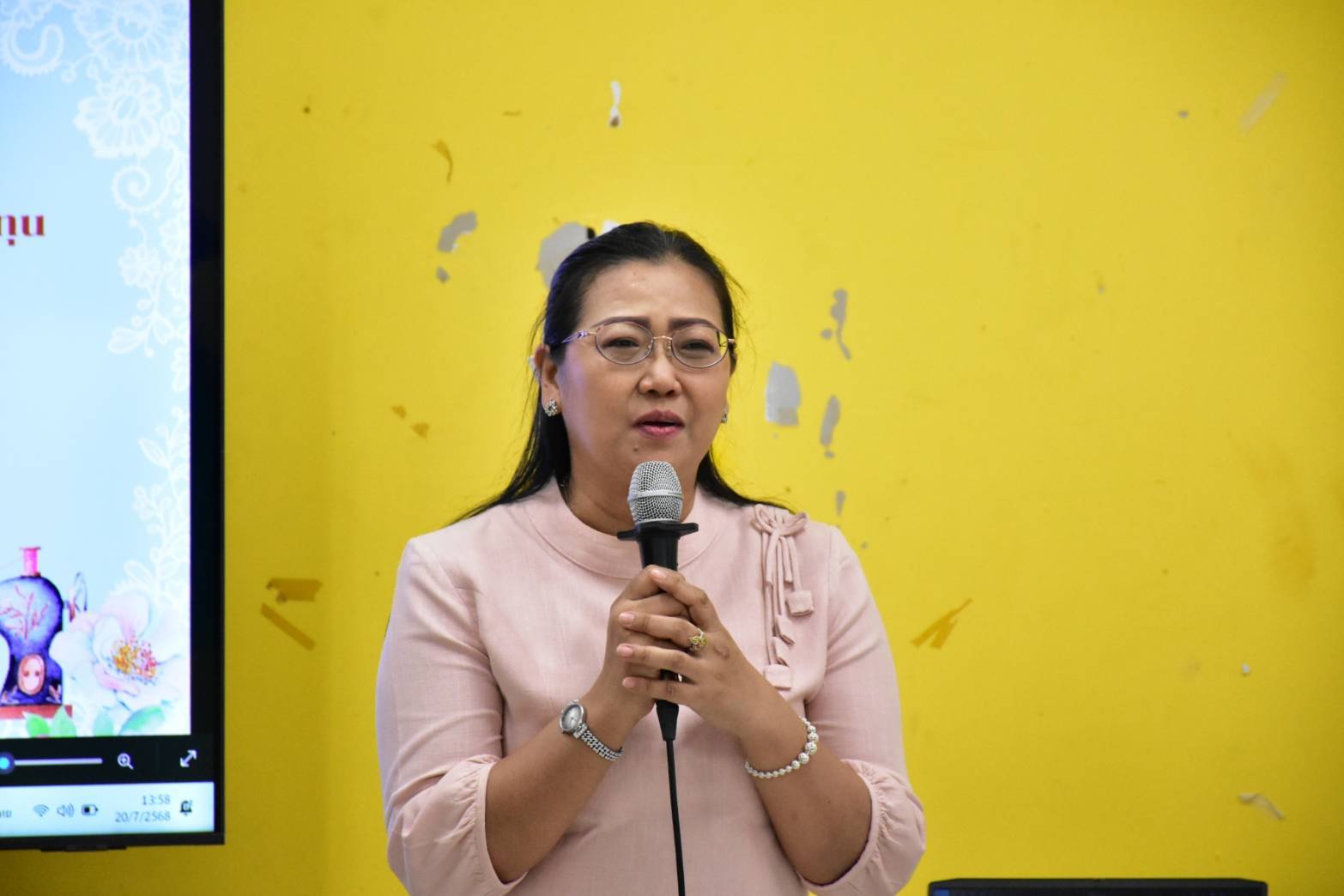 ผู้ว่าราชการจังหวัดมหาสารคาม เป็นประธานในพิธีปิด “การฝึกอบรมหลักสูตรเพิ่มทักษะการตัดเย็บและการออกแบบเสื้อผ้า” หวังนำความรู้ที่ได้ไปสร้างอาชีพ เกิดการกระจายรายได้ในระดับฐานราก นำไปสู่การพัฒนาคุณภาพชีวิตที่ดี