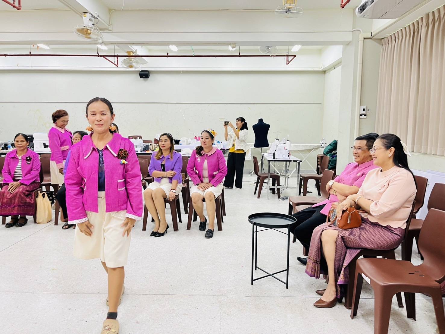 ผู้ว่าราชการจังหวัดมหาสารคาม เป็นประธานในพิธีปิด “การฝึกอบรมหลักสูตรเพิ่มทักษะการตัดเย็บและการออกแบบเสื้อผ้า” หวังนำความรู้ที่ได้ไปสร้างอาชีพ เกิดการกระจายรายได้ในระดับฐานราก นำไปสู่การพัฒนาคุณภาพชีวิตที่ดี