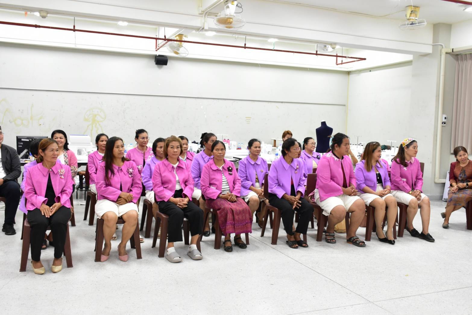 ผู้ว่าราชการจังหวัดมหาสารคาม เป็นประธานในพิธีปิด “การฝึกอบรมหลักสูตรเพิ่มทักษะการตัดเย็บและการออกแบบเสื้อผ้า” หวังนำความรู้ที่ได้ไปสร้างอาชีพ เกิดการกระจายรายได้ในระดับฐานราก นำไปสู่การพัฒนาคุณภาพชีวิตที่ดี