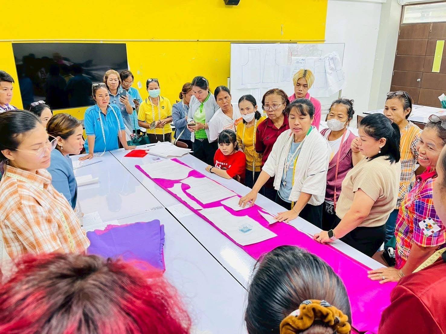 ผู้ว่าราชการจังหวัดมหาสารคาม เป็นประธานในพิธีปิด “การฝึกอบรมหลักสูตรเพิ่มทักษะการตัดเย็บและการออกแบบเสื้อผ้า” หวังนำความรู้ที่ได้ไปสร้างอาชีพ เกิดการกระจายรายได้ในระดับฐานราก นำไปสู่การพัฒนาคุณภาพชีวิตที่ดี