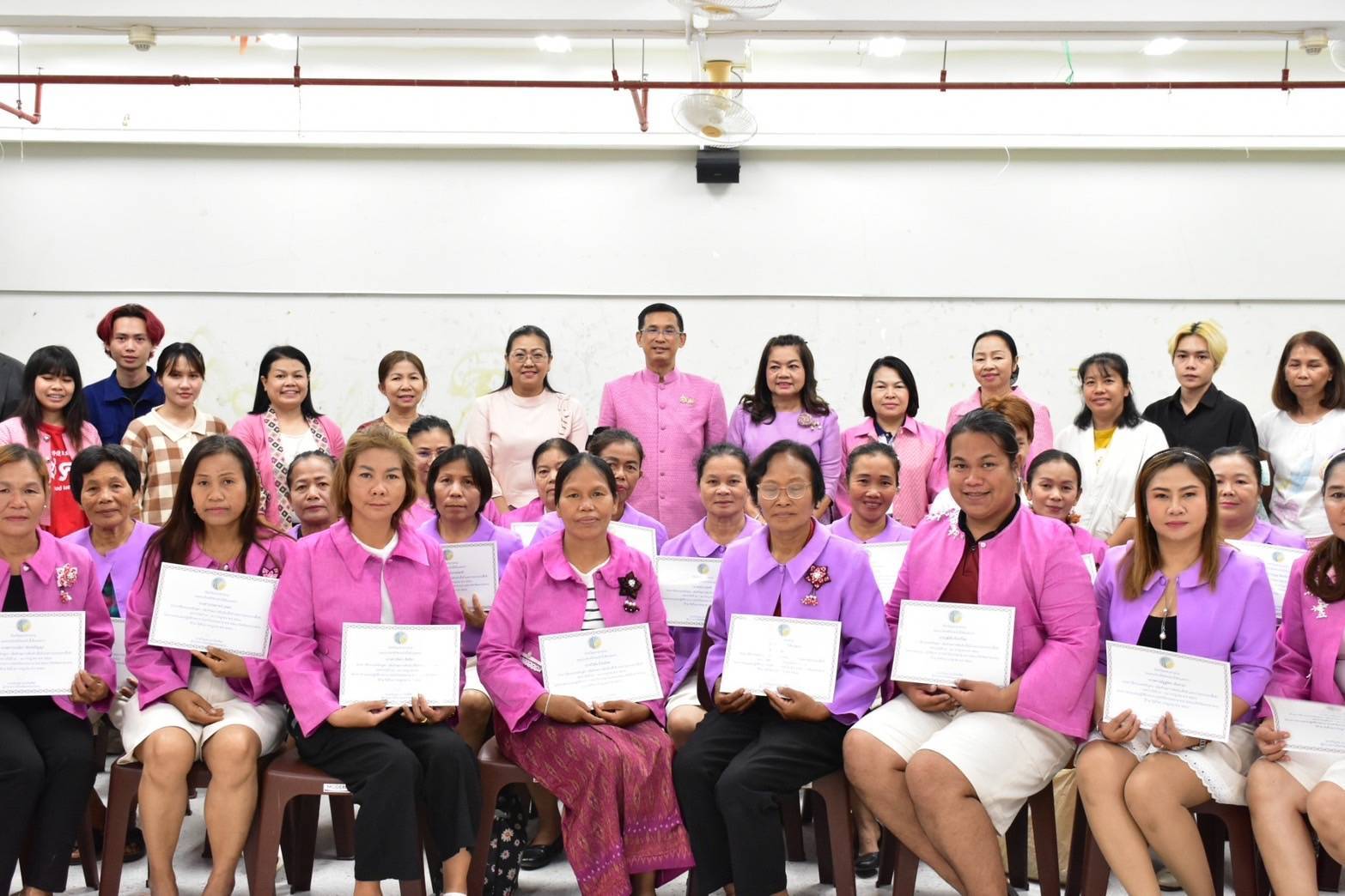 ผู้ว่าราชการจังหวัดมหาสารคาม เป็นประธานในพิธีปิด “การฝึกอบรมหลักสูตรเพิ่มทักษะการตัดเย็บและการออกแบบเสื้อผ้า” หวังนำความรู้ที่ได้ไปสร้างอาชีพ เกิดการกระจายรายได้ในระดับฐานราก นำไปสู่การพัฒนาคุณภาพชีวิตที่ดี