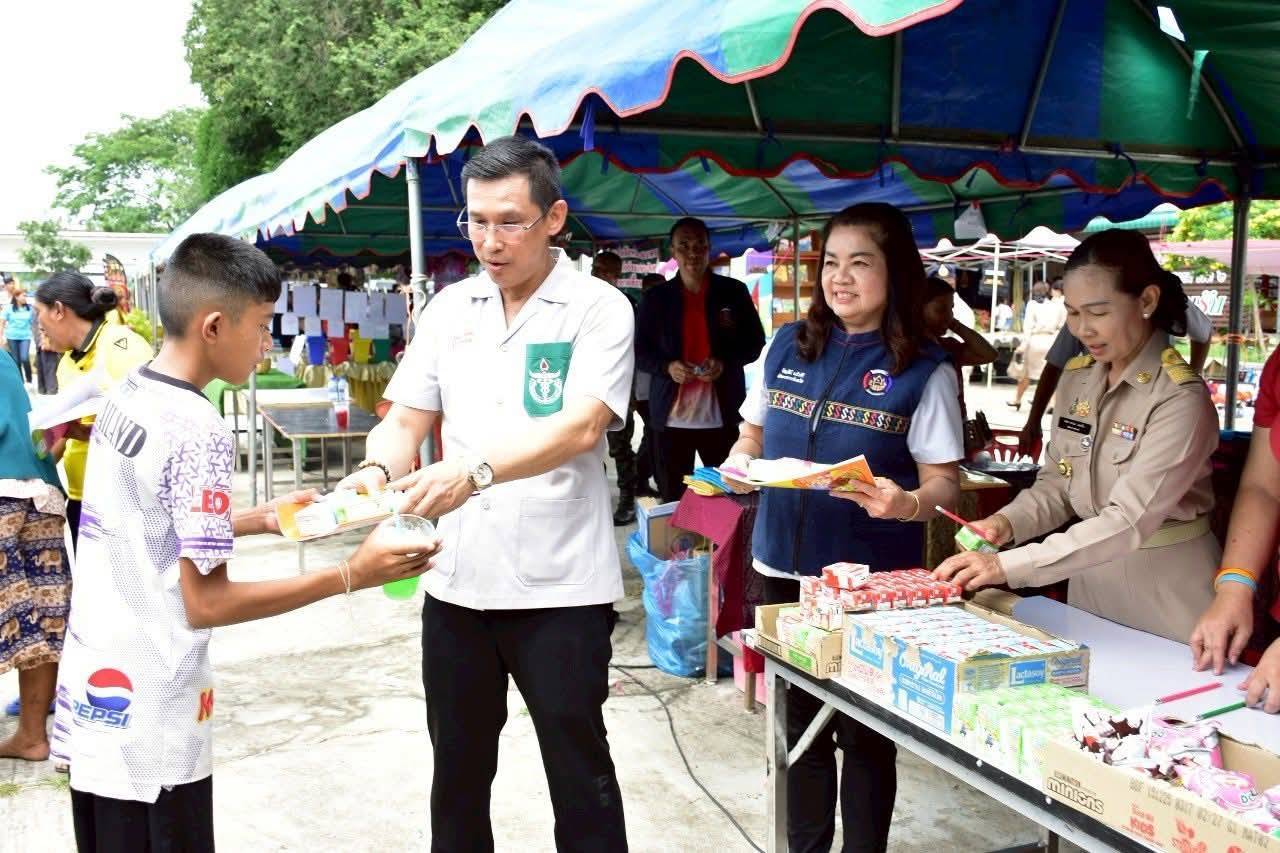 พช.มหาสารคาม ร่วมกิจกรรมปกป้องสถาบันฯ และ “จังหวัดเคลื่อนที่” พร้อมมอบทุนอุปการะเด็กจากกองทุนพัฒนาเด็กชนบท ในพระราชูปถัมภ์ฯ อำเภอยางสีสุราช