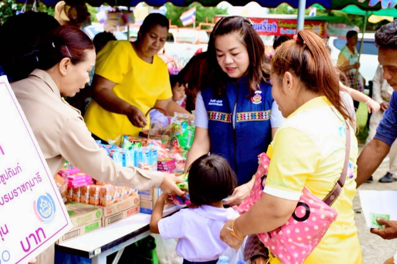 พช.มหาสารคาม ร่วมกิจกรรมปกป้องสถาบันฯ และ “จังหวัดเคลื่อนที่” พร้อมมอบทุนอุปการะเด็กจากกองทุนพัฒนาเด็กชนบท ในพระราชูปถัมภ์ฯ อำเภอยางสีสุราช