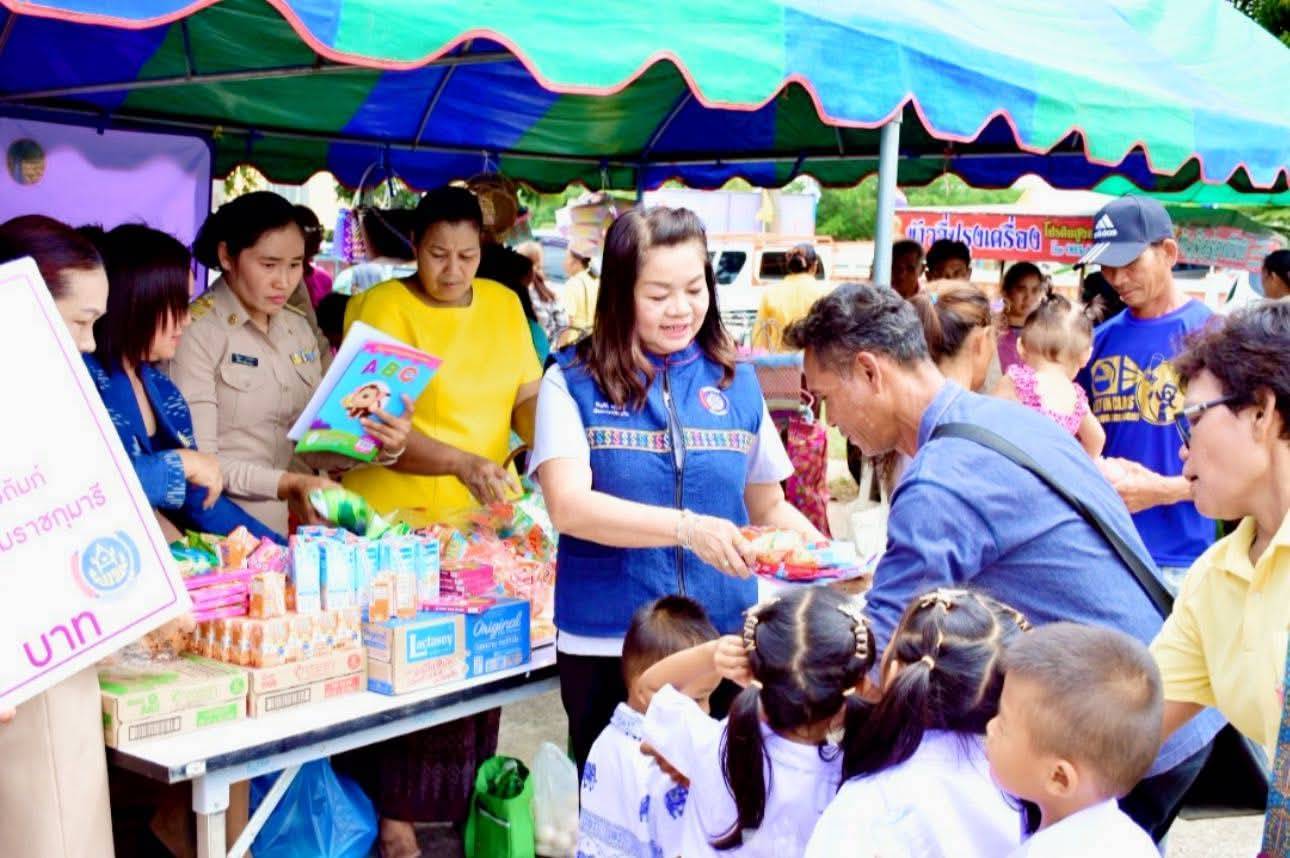 พช.มหาสารคาม ร่วมกิจกรรมปกป้องสถาบันฯ และ “จังหวัดเคลื่อนที่” พร้อมมอบทุนอุปการะเด็กจากกองทุนพัฒนาเด็กชนบท ในพระราชูปถัมภ์ฯ อำเภอยางสีสุราช