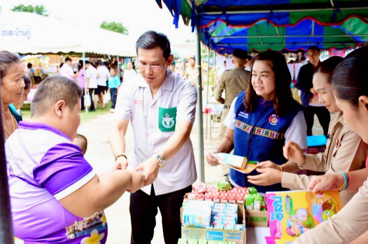 พช.มหาสารคาม ร่วมกิจกรรมปกป้องสถาบันฯ และ “จังหวัดเคลื่อนที่” พร้อมมอบทุนอุปการะเด็กจากกองทุนพัฒนาเด็กชนบท ในพระราชูปถัมภ์ฯ อำเภอยางสีสุราช