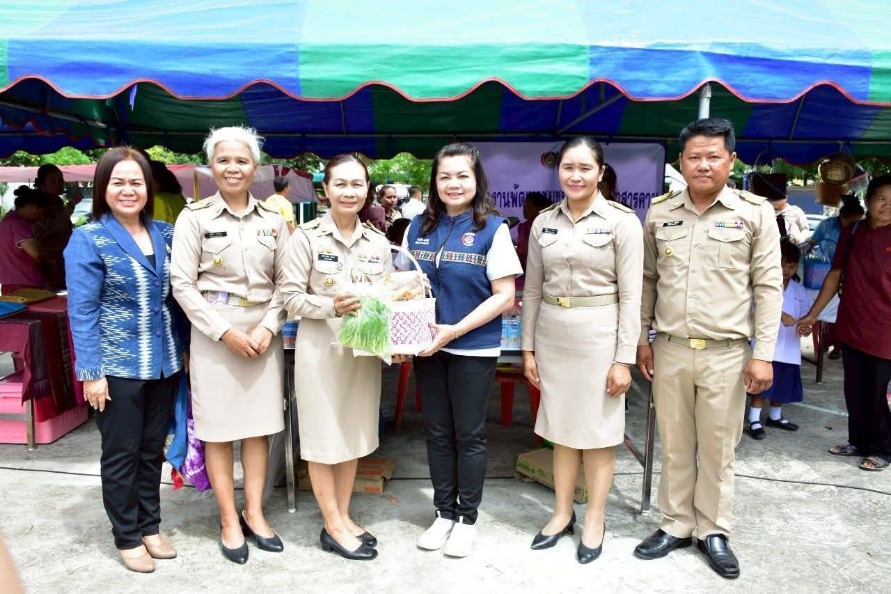 พช.มหาสารคาม ร่วมกิจกรรมปกป้องสถาบันฯ และ “จังหวัดเคลื่อนที่” พร้อมมอบทุนอุปการะเด็กจากกองทุนพัฒนาเด็กชนบท ในพระราชูปถัมภ์ฯ อำเภอยางสีสุราช