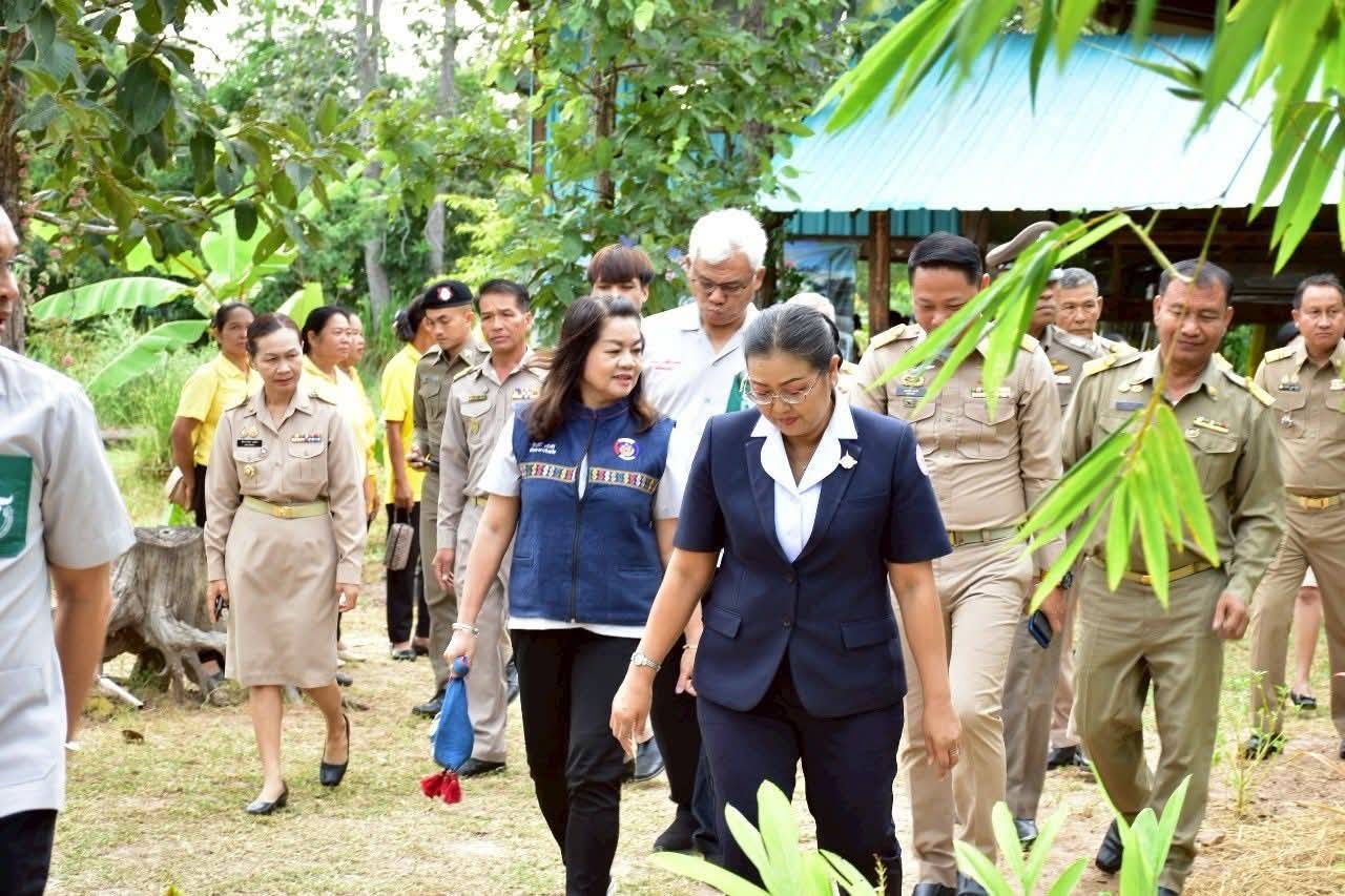 พช.มหาสารคาม ร่วมกิจกรรมปกป้องสถาบันฯ และ “จังหวัดเคลื่อนที่” พร้อมมอบทุนอุปการะเด็กจากกองทุนพัฒนาเด็กชนบท ในพระราชูปถัมภ์ฯ อำเภอยางสีสุราช