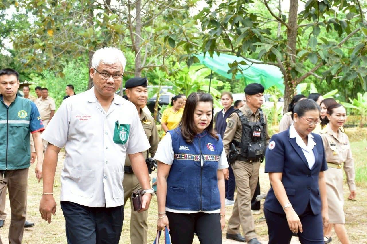พช.มหาสารคาม ร่วมกิจกรรมปกป้องสถาบันฯ และ “จังหวัดเคลื่อนที่” พร้อมมอบทุนอุปการะเด็กจากกองทุนพัฒนาเด็กชนบท ในพระราชูปถัมภ์ฯ อำเภอยางสีสุราช