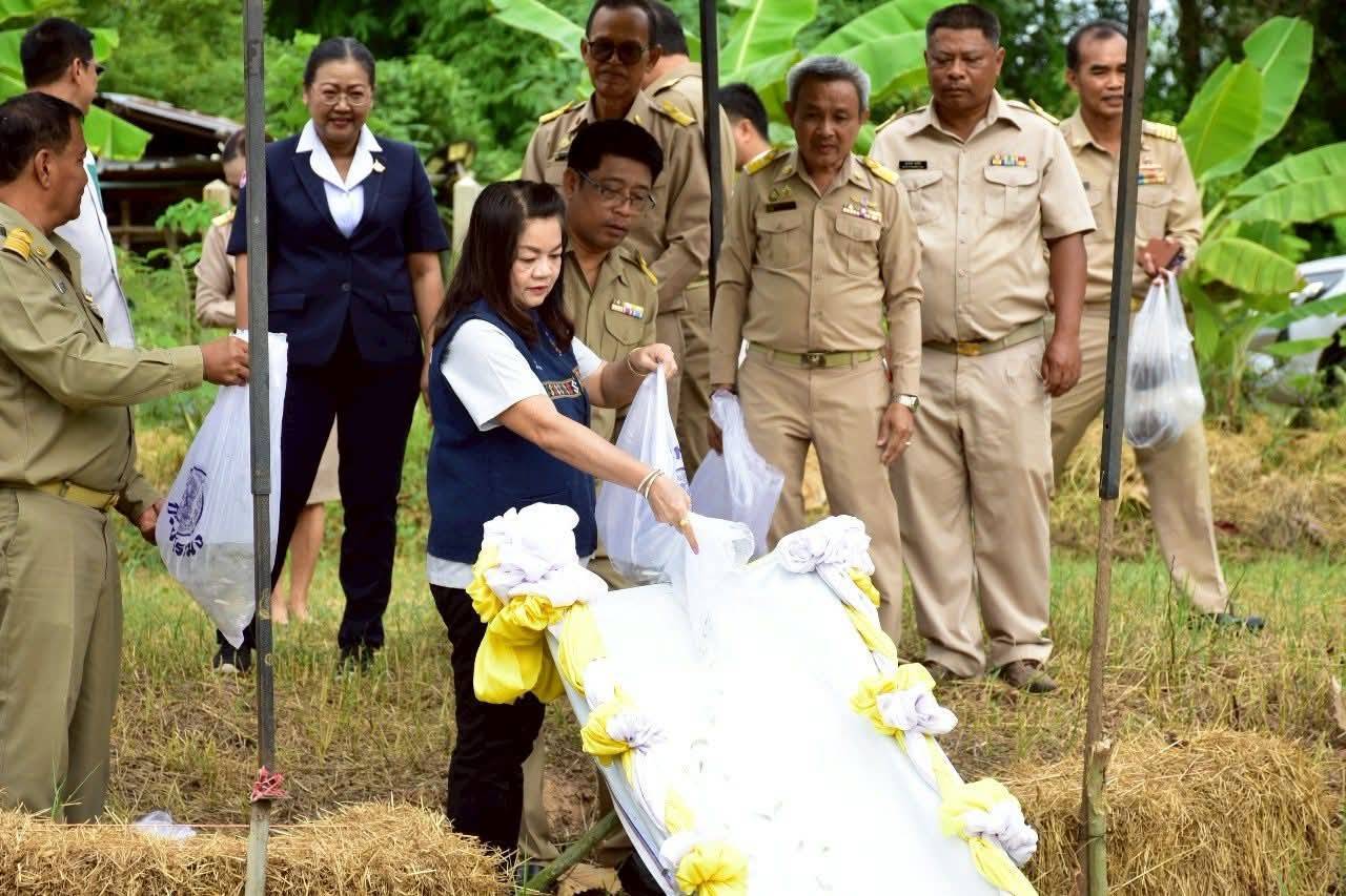 พช.มหาสารคาม ร่วมกิจกรรมปกป้องสถาบันฯ และ “จังหวัดเคลื่อนที่” พร้อมมอบทุนอุปการะเด็กจากกองทุนพัฒนาเด็กชนบท ในพระราชูปถัมภ์ฯ อำเภอยางสีสุราช