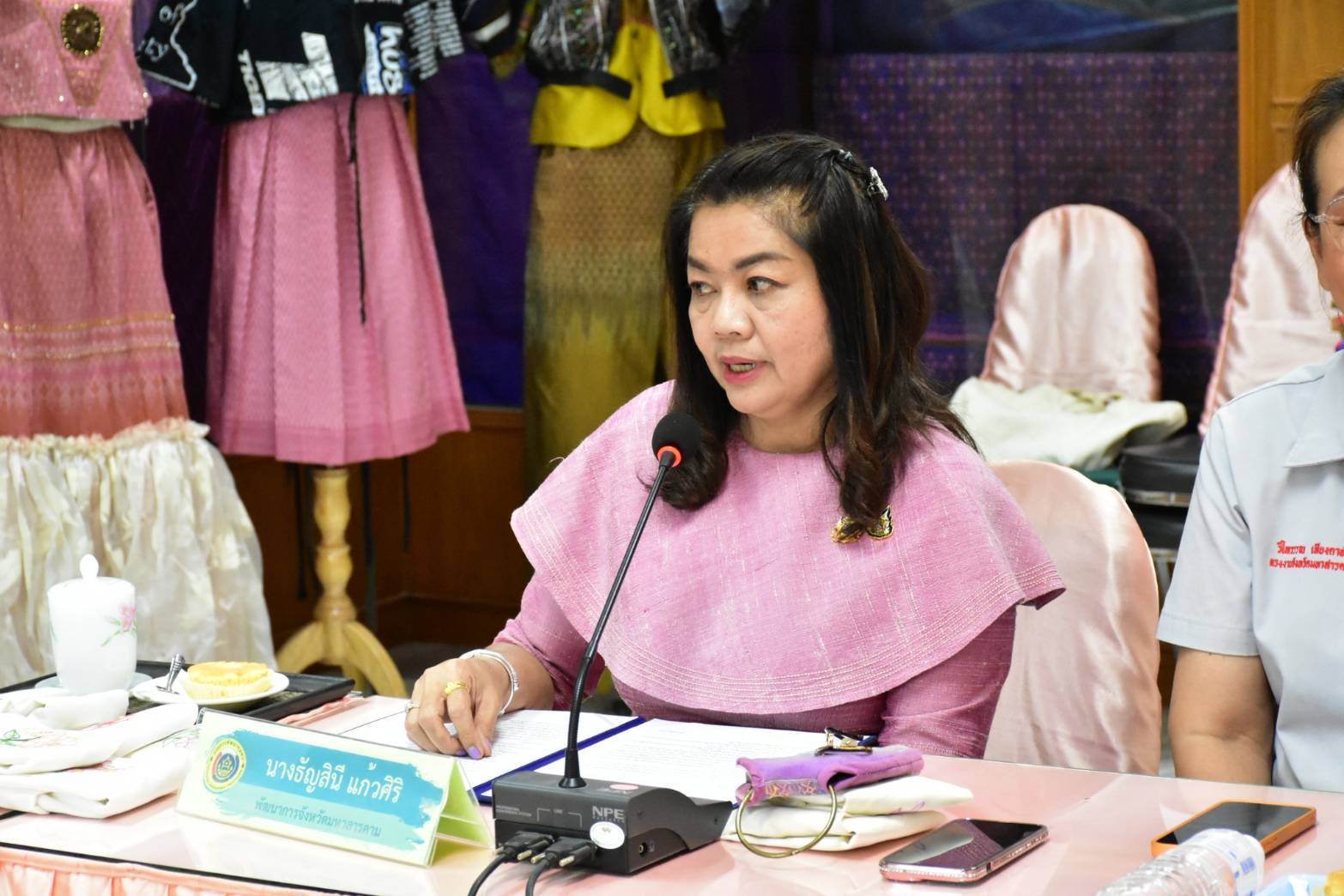 รองผู้ว่าราชการจังหวัดมหาสารคาม เป็นประธานในพิธีปิด “การฝึกอบรมหลักสูตรการตกแต่งเสื้อผ้าเครื่องแต่งกายร่วมสมัย” หวังนำความรู้ที่ได้ไปสร้างอาชีพ เกิดการกระจายรายได้ในระดับฐานราก นำไปสู่การพัฒนาคุณภาพชีวิตที่ดี