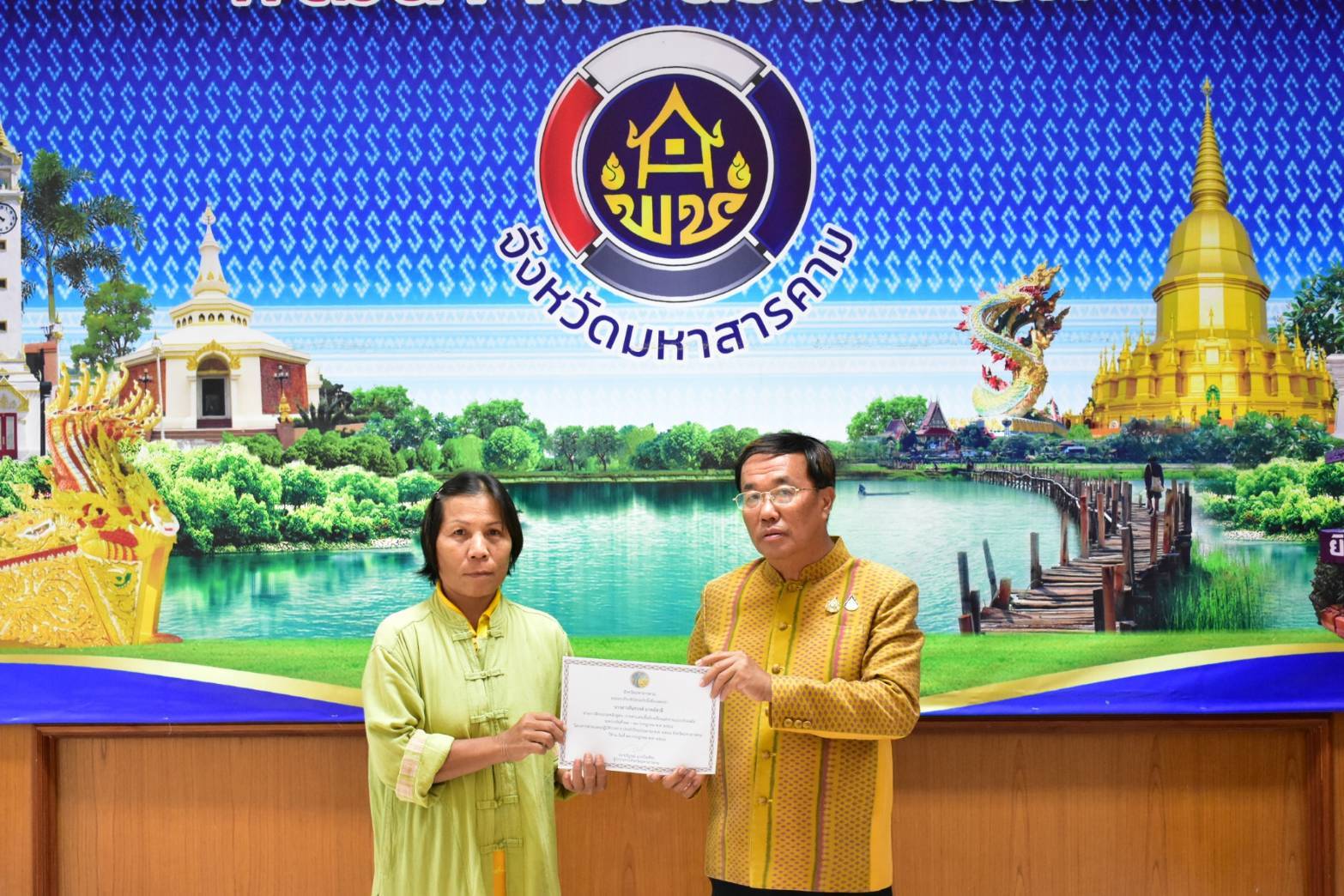 รองผู้ว่าราชการจังหวัดมหาสารคาม เป็นประธานในพิธีปิด “การฝึกอบรมหลักสูตรการตกแต่งเสื้อผ้าเครื่องแต่งกายร่วมสมัย” หวังนำความรู้ที่ได้ไปสร้างอาชีพ เกิดการกระจายรายได้ในระดับฐานราก นำไปสู่การพัฒนาคุณภาพชีวิตที่ดี