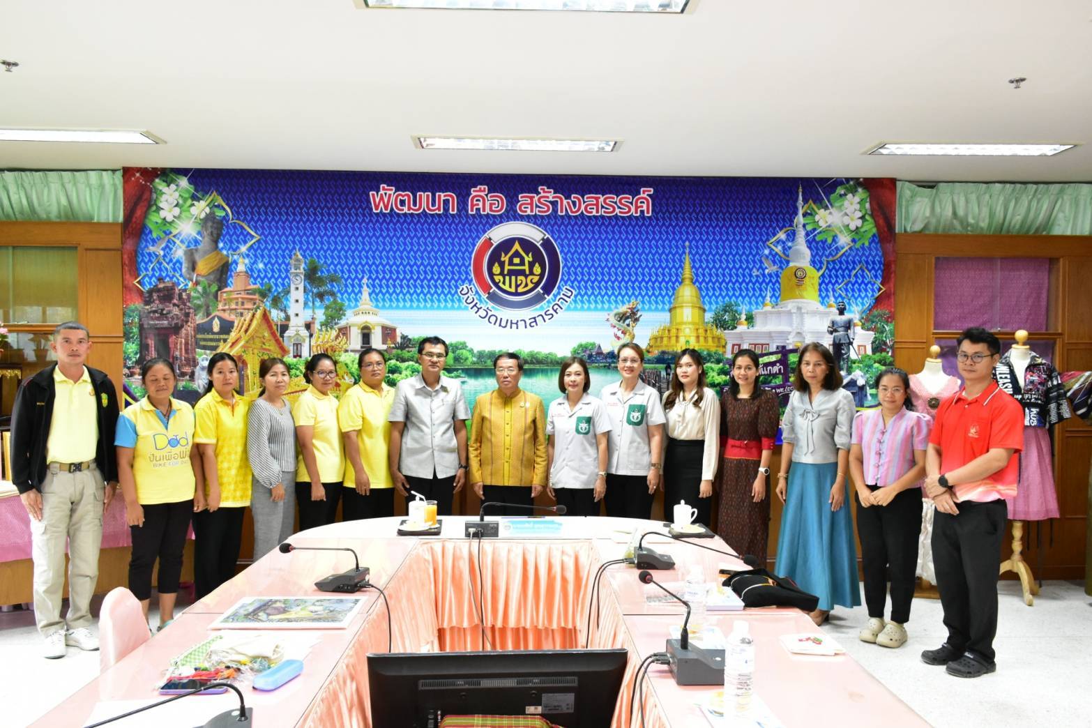 รองผู้ว่าราชการจังหวัดมหาสารคาม เป็นประธานในพิธีปิด “การฝึกอบรมหลักสูตรการตกแต่งเสื้อผ้าเครื่องแต่งกายร่วมสมัย” หวังนำความรู้ที่ได้ไปสร้างอาชีพ เกิดการกระจายรายได้ในระดับฐานราก นำไปสู่การพัฒนาคุณภาพชีวิตที่ดี