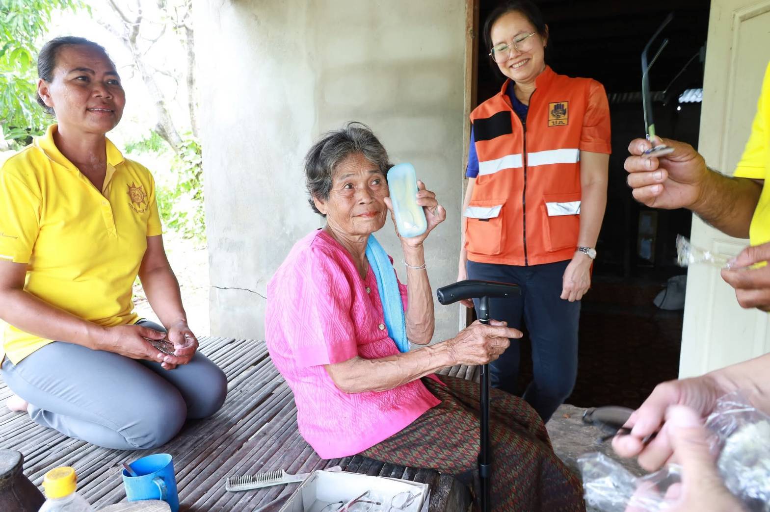 จังหวัดมหาสารคาม ส่งมอบบ้านตามโครงการเปลี่ยนสายไฟและอุปกรณ์เชื่อมต่อภายในบ้านของกลุ่มเปราะบางและครัวเรือนยากจน เพื่อลดปัญหาอัคคีภัย ในพื้นที่ อำเภอยางสีสุราช