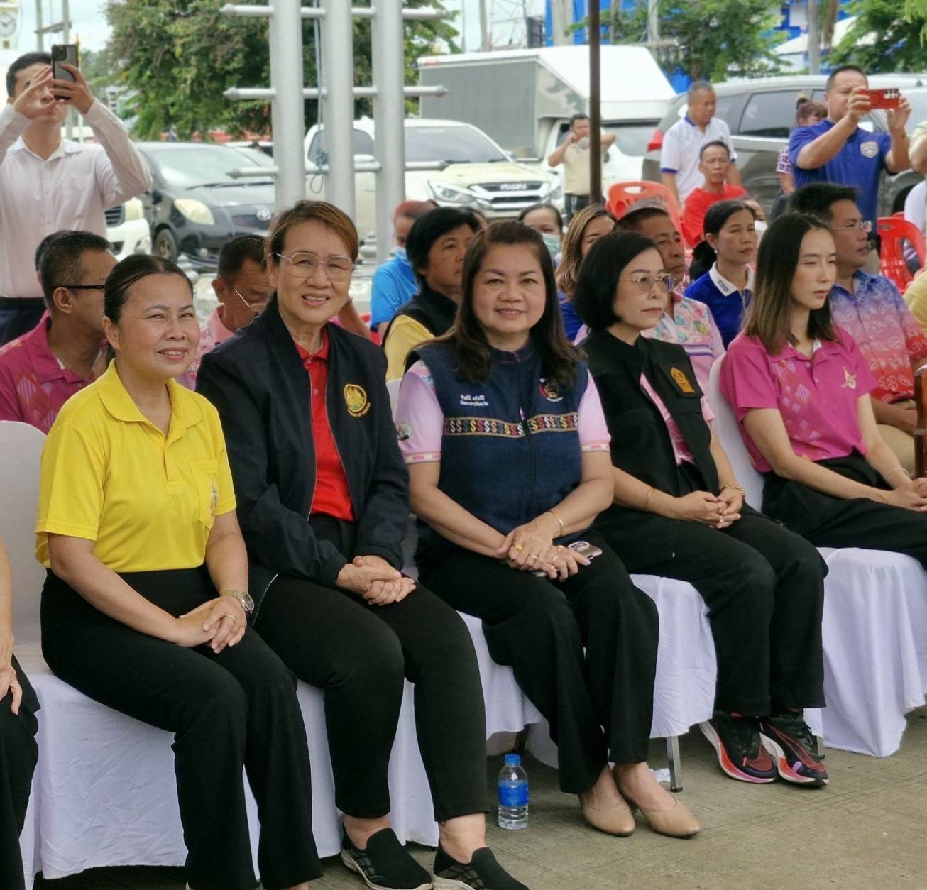 พช.มหาสารคาม ร่วมช่วยเหลือผู้ประสบภัยจากการสู้รบตามแนวชายแดน คนไทยไม่ทิ้งกัน “ธารน้ำใจชาวมหาสารคาม”
