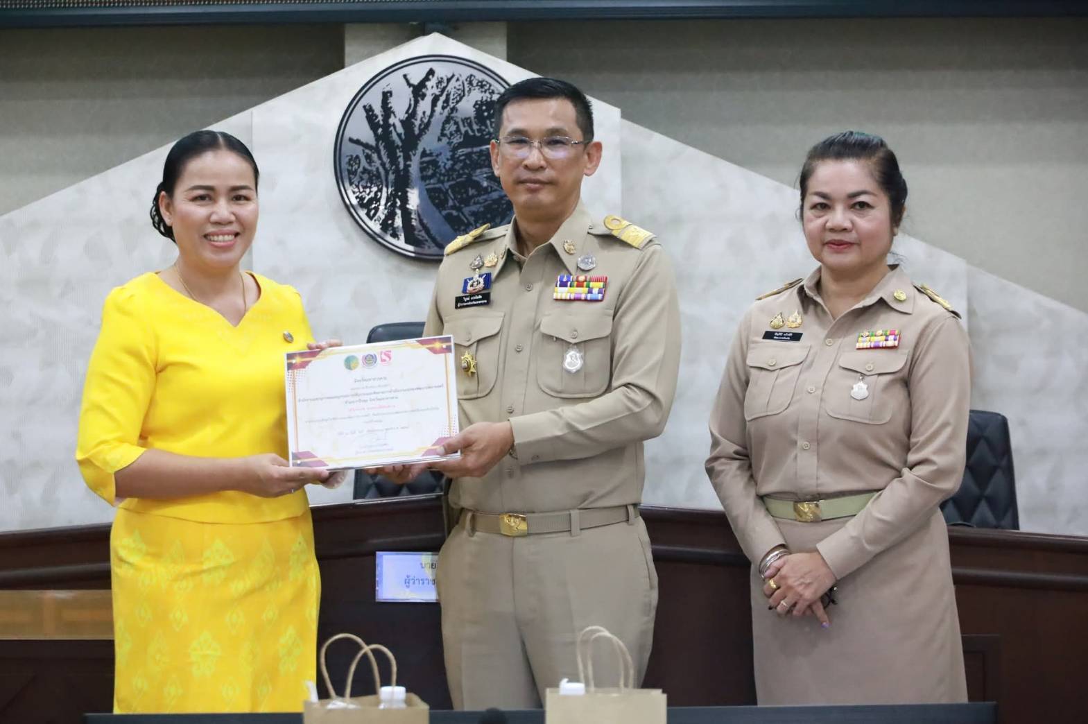 ผู้ว่าราชการจังหวัดมหาสารคาม มอบประกาศเกียรติคุณเชิดชูเกียรติเครือข่ายและกิจกรรมพัฒนาชุมชนดีเด่น ประจำปี พ.ศ.2568 (ระดับจังหวัด) ในที่ประชุมกรมการจังหวัด ติดตามการดำเนินงานตามนโยบายสำคัญของรัฐบาลและจังหวัด ประจำเดือนกรกฎาคม 2568