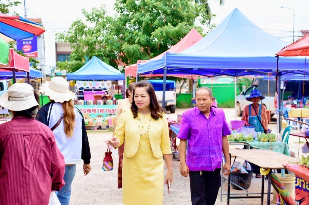 พช.มหาสารคาม ลงพื้นที่ตรวจเยี่ยมตลาดนัดคนไทยยิ้มได้ พื้นที่จำหน่ายสินค้าสร้างรายได้ให้ชุมชน อำเภอบรบือ