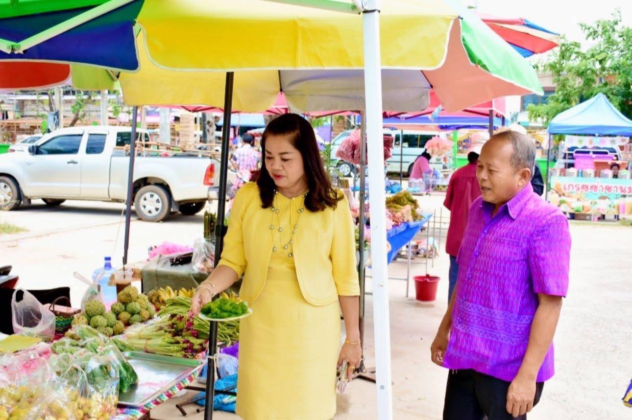 พช.มหาสารคาม ลงพื้นที่ตรวจเยี่ยมตลาดนัดคนไทยยิ้มได้ พื้นที่จำหน่ายสินค้าสร้างรายได้ให้ชุมชน อำเภอบรบือ