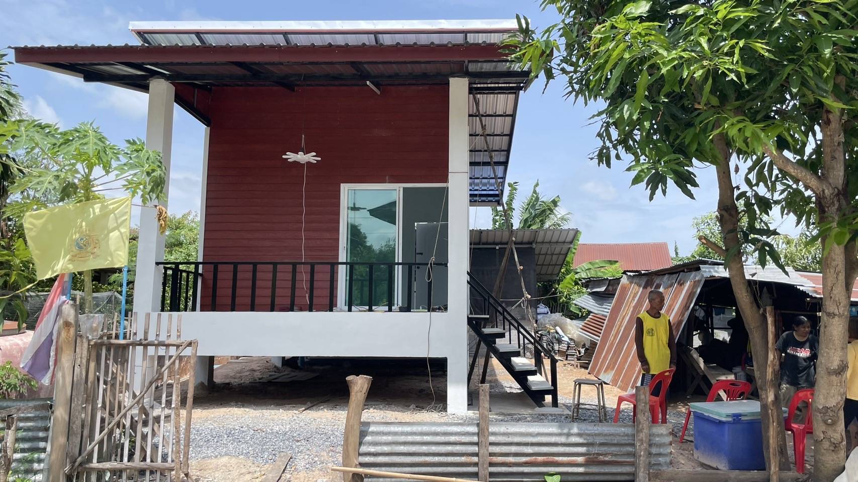 พช.มหาสารคาม ลงพื้นที่ติดตามการสร้างบ้านครัวเรือนยากจน ตามโครงการ “บ้านห่วงใยจากใจ GLO ประจำปี 2568”
