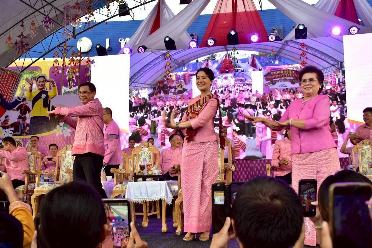 พช.มหาสารคาม ร่วมงานเฉลิมฉลองวาระครบรอบ 160 ปี เมืองมหาสารคาม และงานออนซอนกลองยาววาปีปทุม