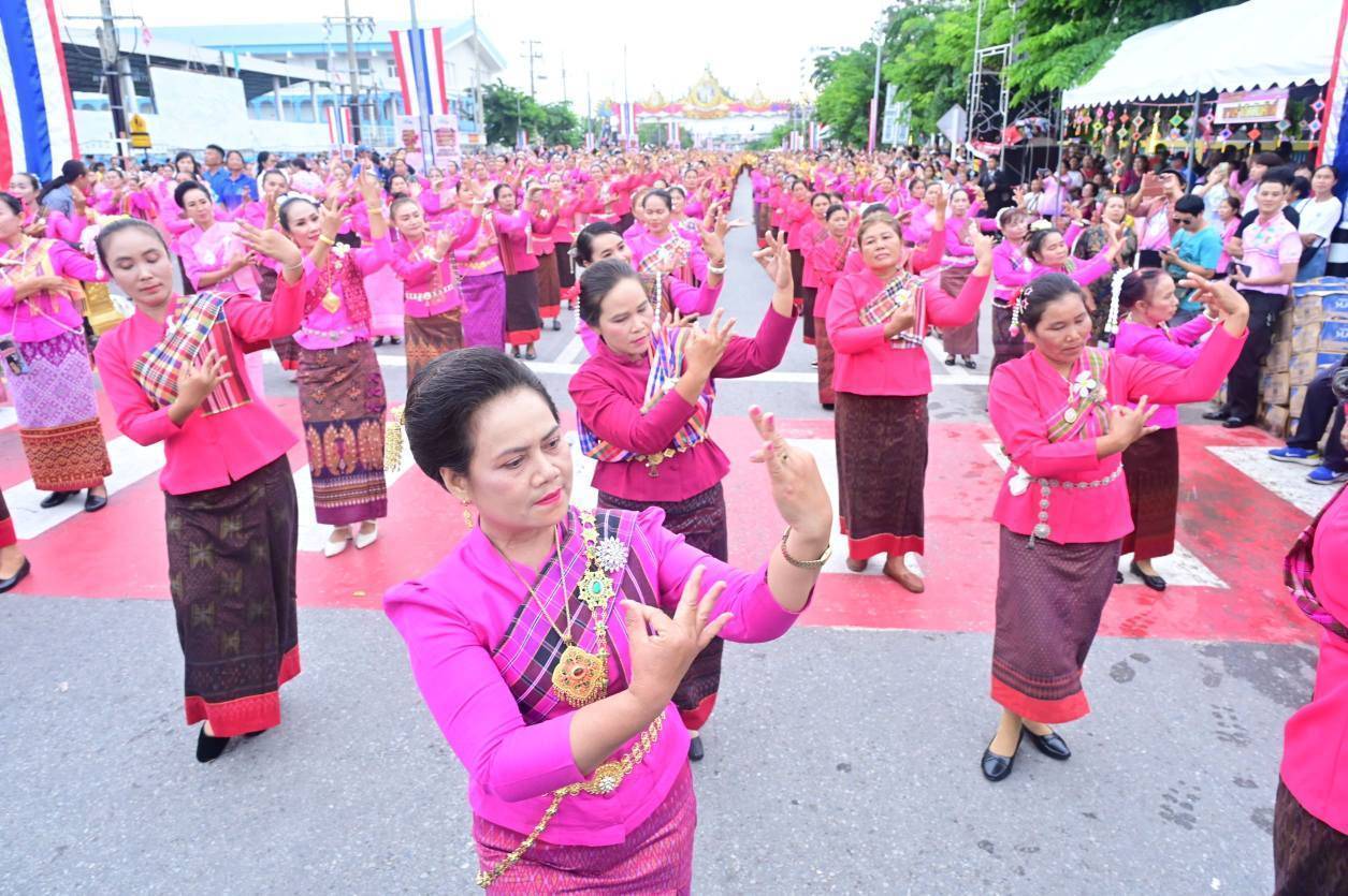 พช.มหาสารคาม ร่วมงานเฉลิมฉลองวาระครบรอบ 160 ปี เมืองมหาสารคาม และงานออนซอนกลองยาววาปีปทุม