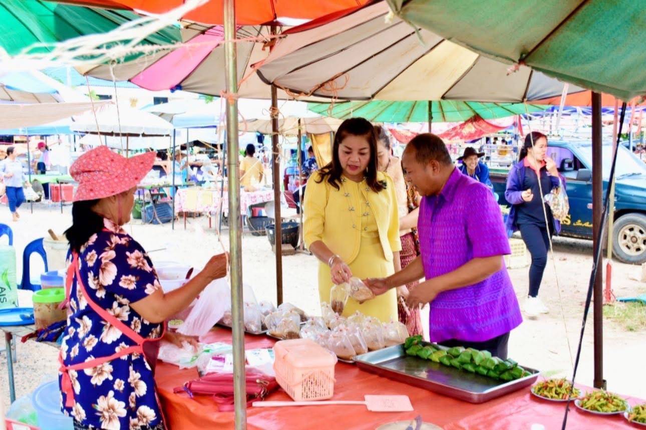พช.มหาสารคาม ลงพื้นที่ตรวจเยี่ยมตลาดนัดคนไทยยิ้มได้ พื้นที่จำหน่ายสินค้าสร้างรายได้ให้ชุมชน อำเภอบรบือ