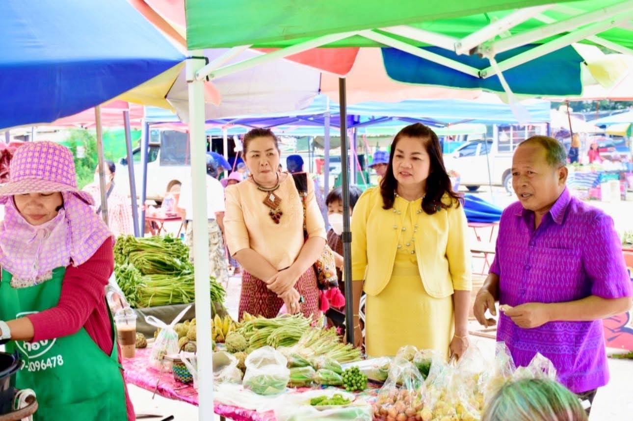 พช.มหาสารคาม ลงพื้นที่ตรวจเยี่ยมตลาดนัดคนไทยยิ้มได้ พื้นที่จำหน่ายสินค้าสร้างรายได้ให้ชุมชน อำเภอบรบือ